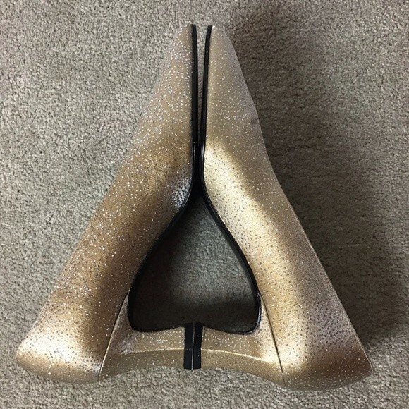 Stuart Weitzman Vintage Gold with Silver Glitter Evening Heels Size 8 New - Picture 7 of 9